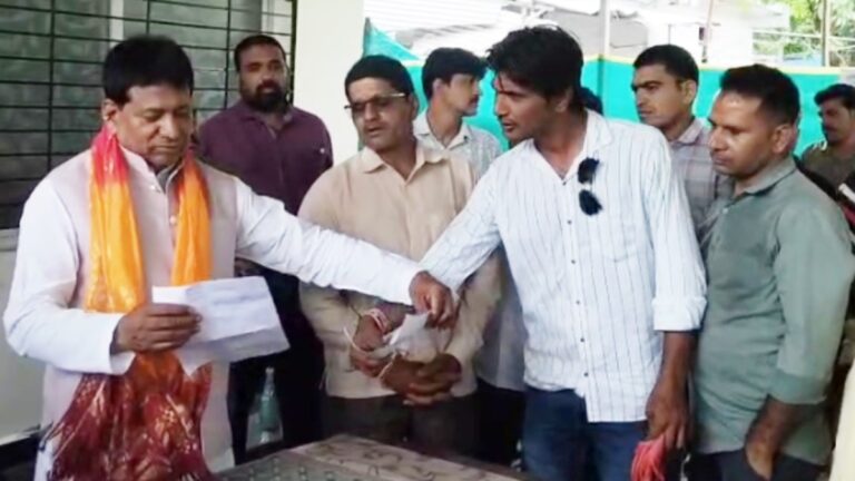 ‘विकास नहीं करा सकते तो गांव को गोद मुक्त कर दें…’, BJP विधायक पर फूटा लोगों का गुस्सा, सुनाई खरी-खोटी