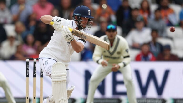 Day 5 Live: Lunch called, England dominate morning session